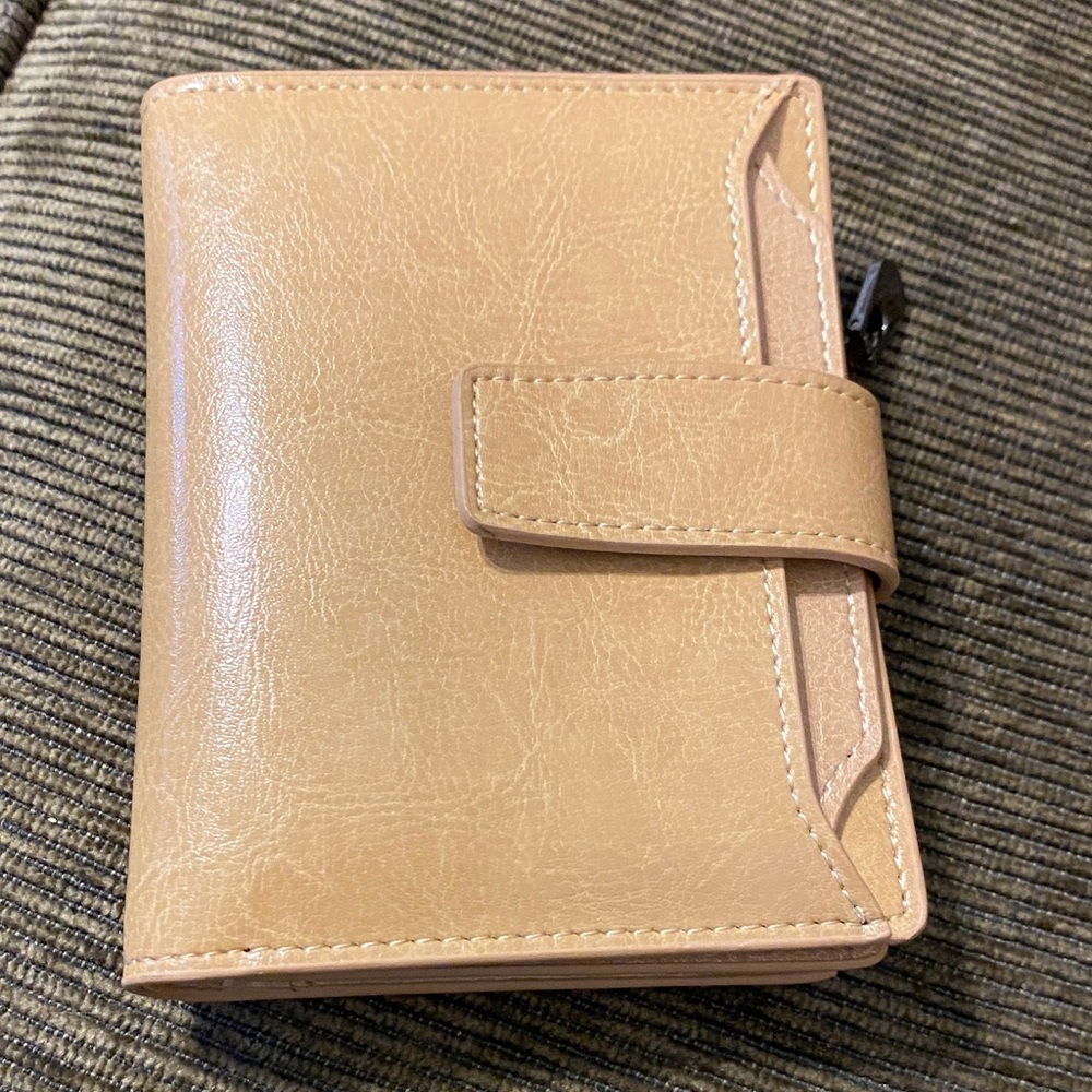 Bveyzi Chic Tan Women's Wallet. NWOT.